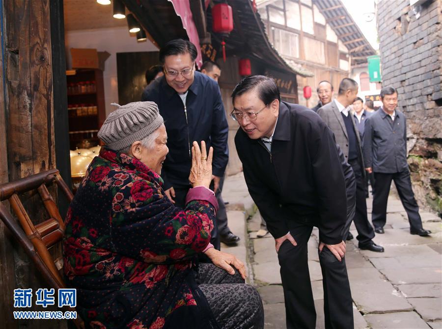 這是11月21日，張德江在宜賓李莊鎮(zhèn)同濟(jì)社區(qū)與居民親切交談。 新華社記者 劉衛(wèi)兵 攝 