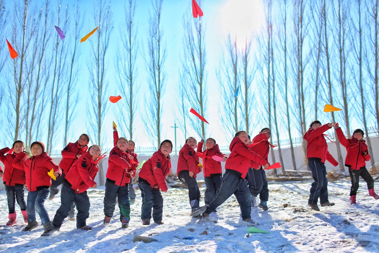 2017年11月15日， “多一克溫暖”公益行動走進北疆地區(qū)，實現(xiàn)了從物質捐贈到“物質+精神”溫暖的升級。 “體操冠軍”楊威、好妹妹樂隊等傾情加盟，不僅為孩子們帶來加厚羽絨服和御寒物資，還準備了溫暖的課堂。