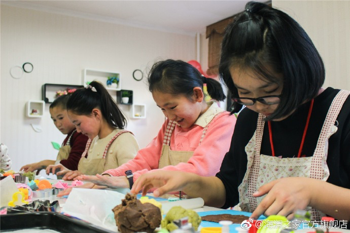 在北京，孩子們上了一節(jié)別開生面的廚藝課——手工DIY餅干。孩子們腦洞大開親自上手，從制作到出爐不僅留下了噴香的餅干，還留下了珍貴的回憶。親手做的餅干孩子們舍不得獨享，成為了回程路上最重要的“伴手禮”