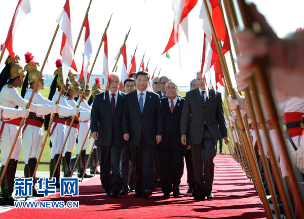 7月16日，國家主席習近平在巴西利亞會見巴西參議長卡列羅斯和眾議長阿爾維斯。這是習近平步入國會大廈。 新華社記者 劉建生 攝 