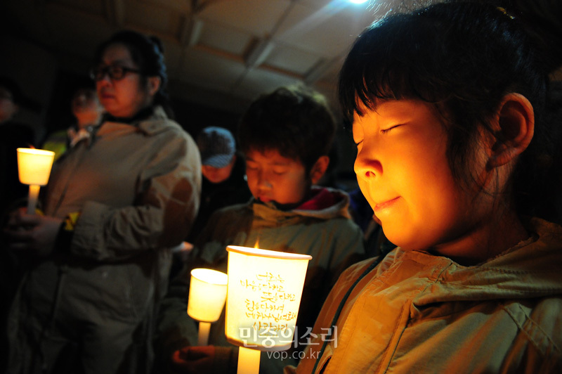 韓市民在檀元高中舉行燭光祈愿會(huì) 為遇難者祈福